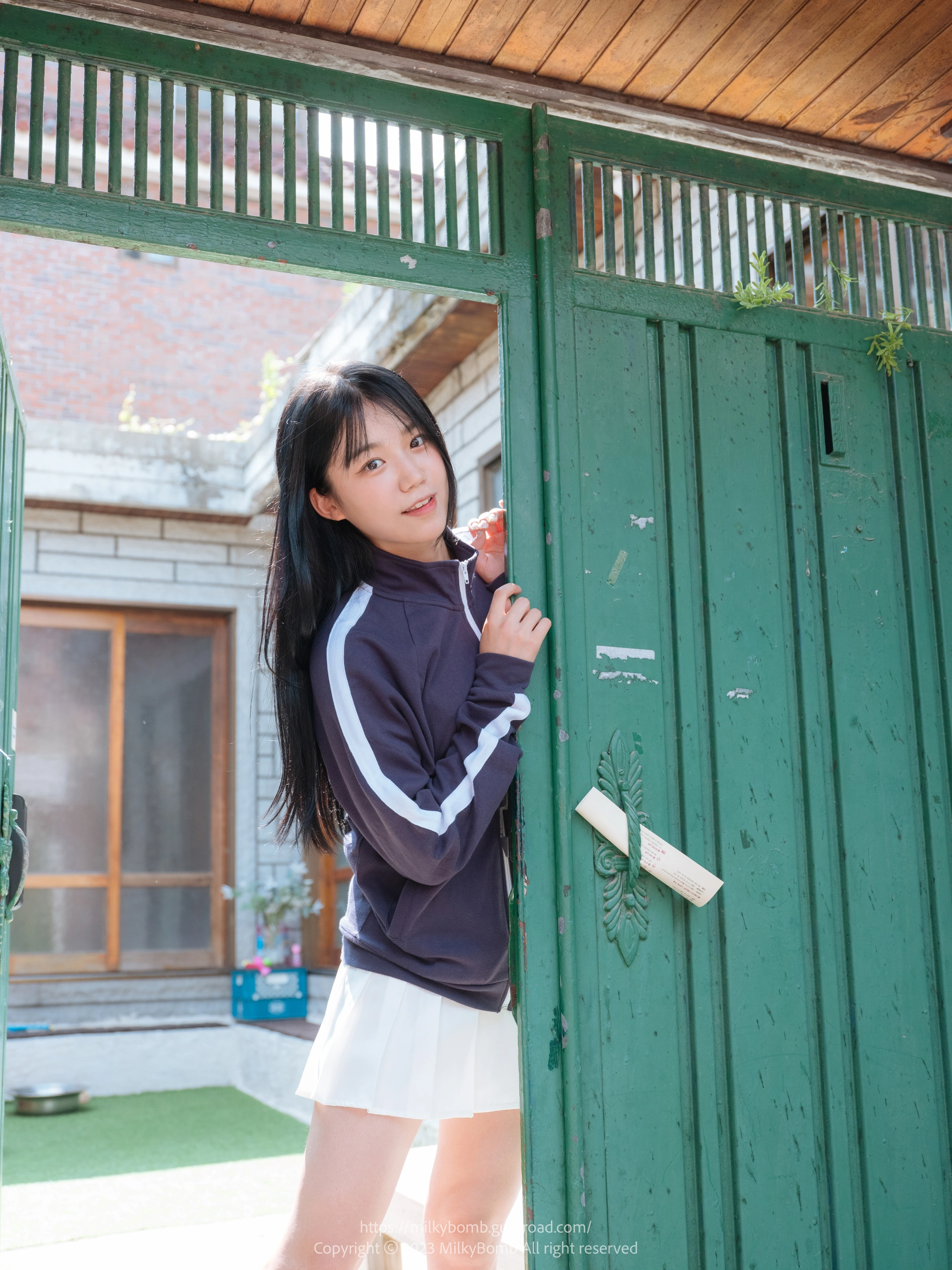 003.[MilkyBomb] Yui Vol.002 - Tracksuit 1