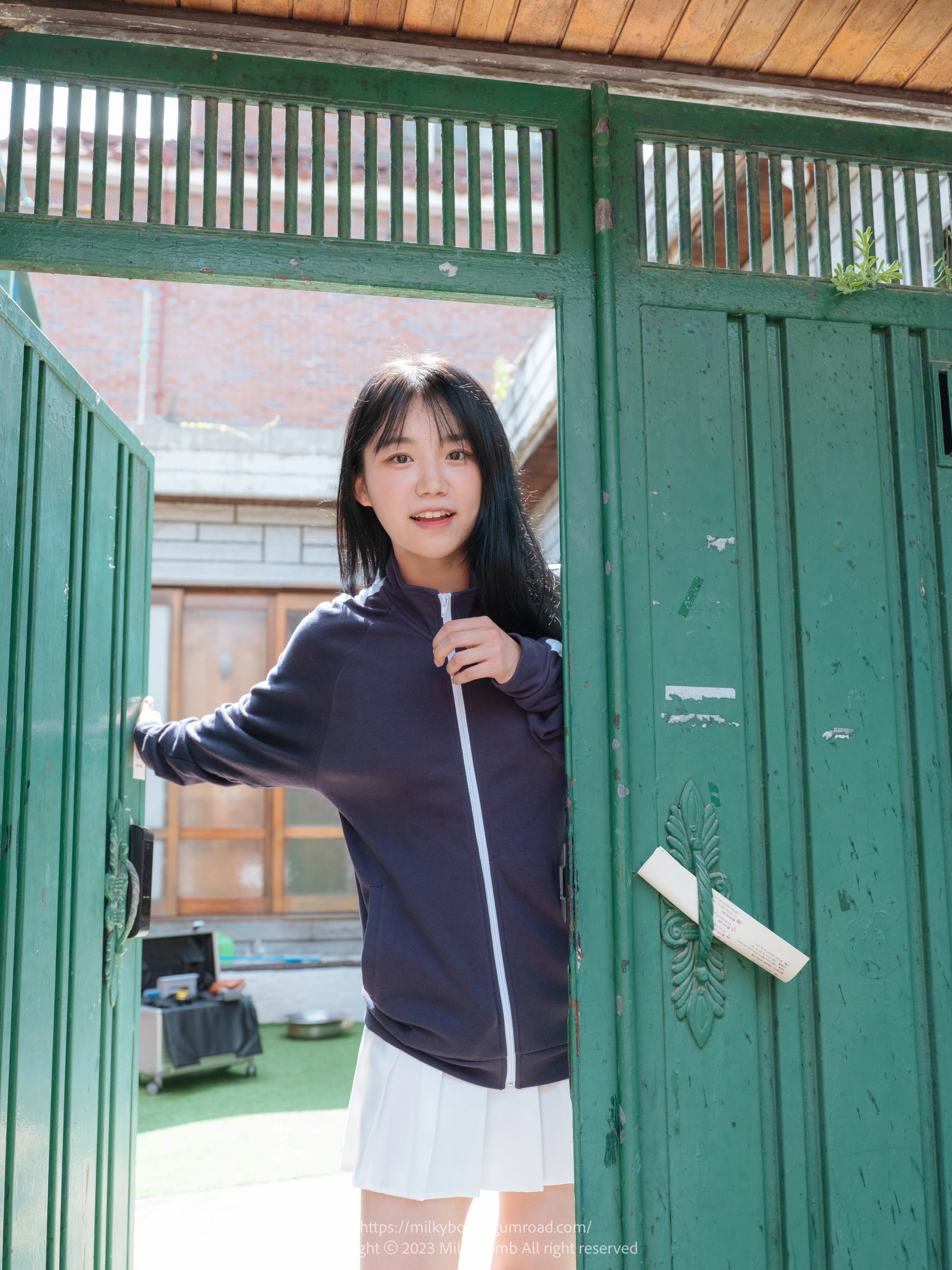 003.[MilkyBomb] Yui Vol.002 - Tracksuit 3